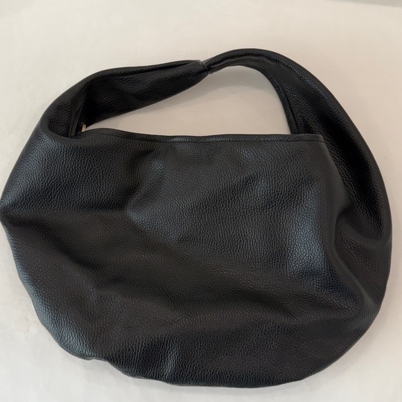 Flattered hobo shoulder bag black pebbled leather Revolve gold zipper - Picture 3 of 5